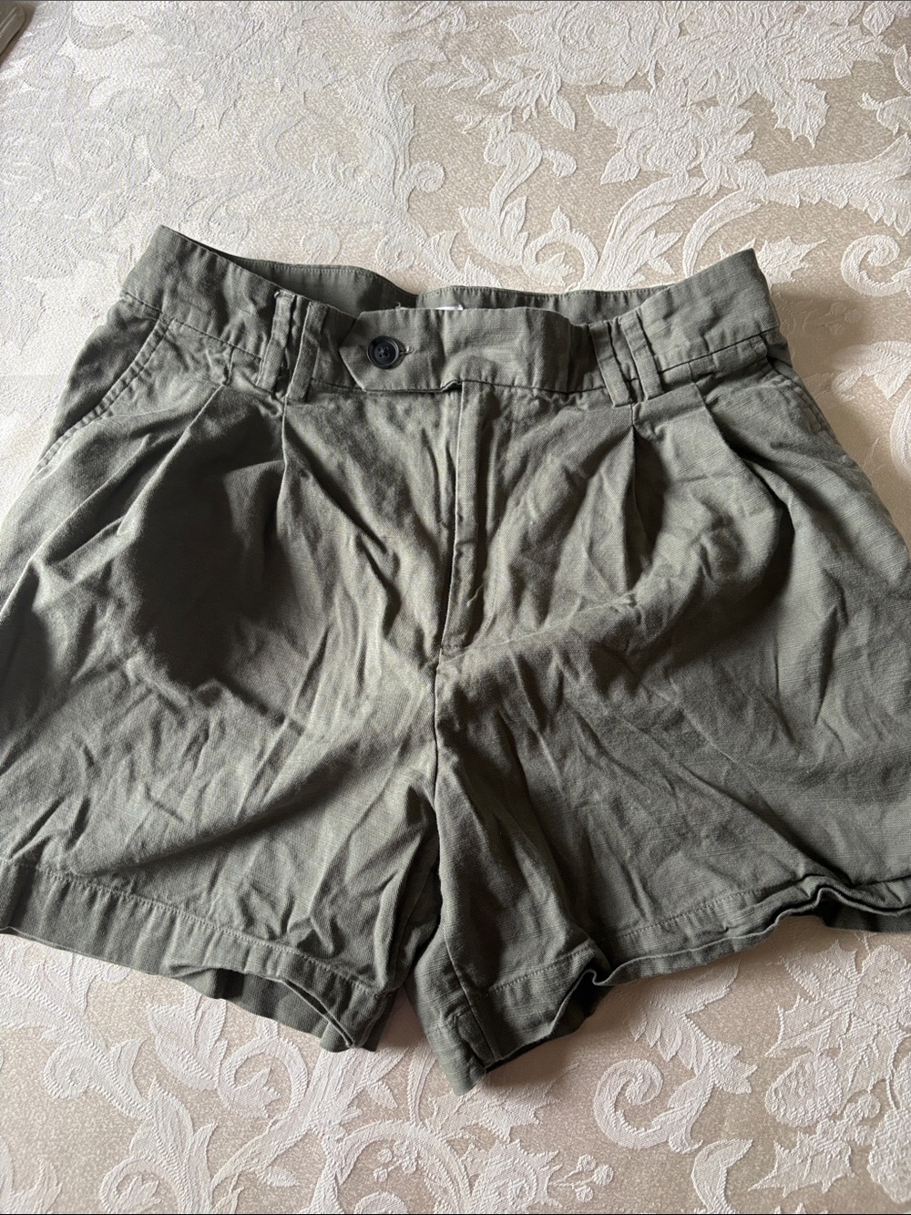 Loft//womens//khaki short//6// pleated front